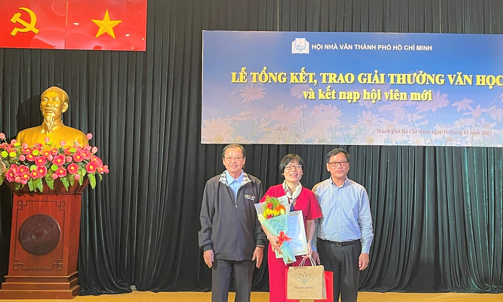 Hội[-]Nhà[-]văn[-]TP.HCM[-]trao[-]giải[-]thưởng[-]văn[-]học[-]năm[-]2022